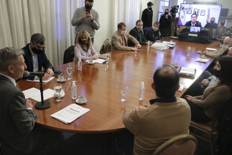 Arcioni y Luque presidieron licitación de obras para viviendas en Restinga Alí