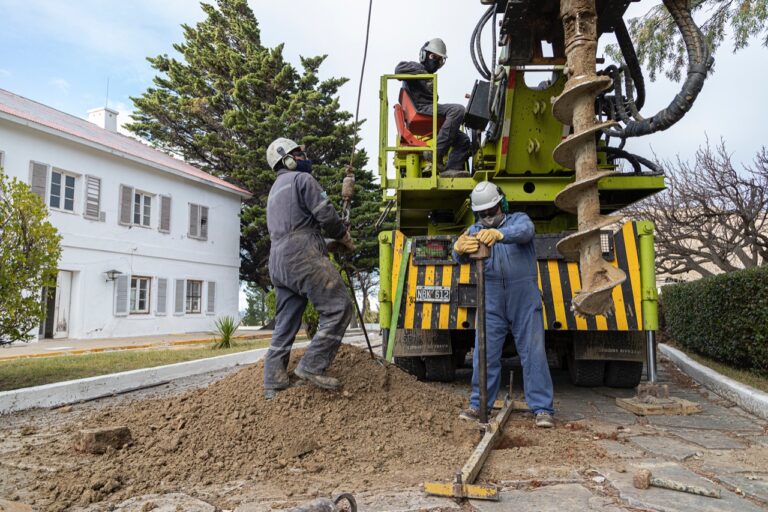 Realizan un estudio del suelo en la zona del Chalet Huergo