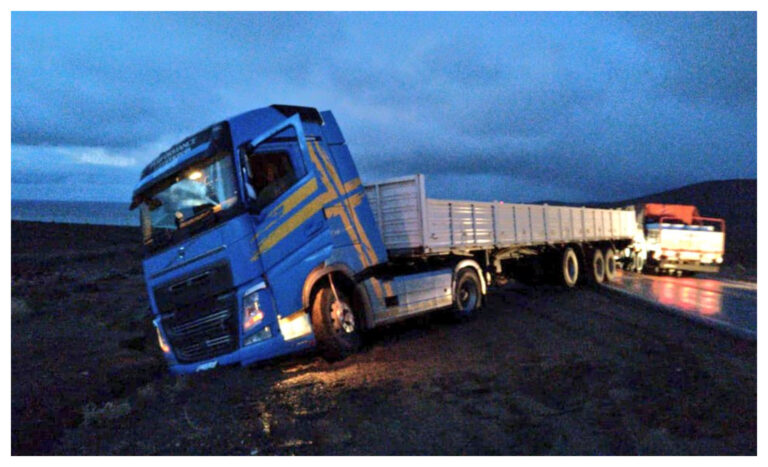 Un camión quedó atravesado a la altura de la bajada de los palitos