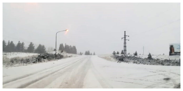 Solicitan precaución para circular por rutas por la caída de nieve y lluvia en distintas localidades.