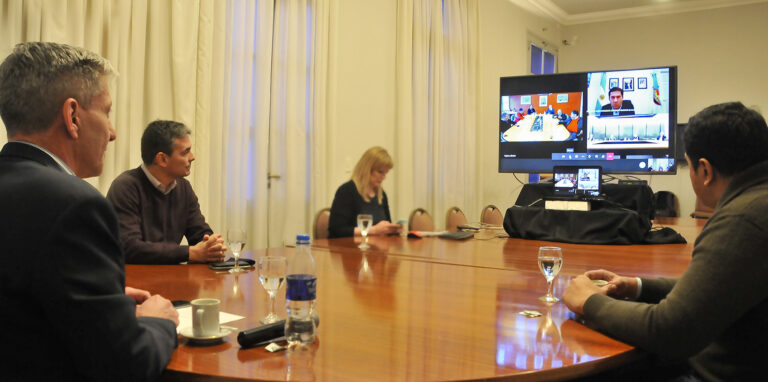 Arcioni se reunió con PAE, Luque y gremios que trabajan en la actividad petrolera