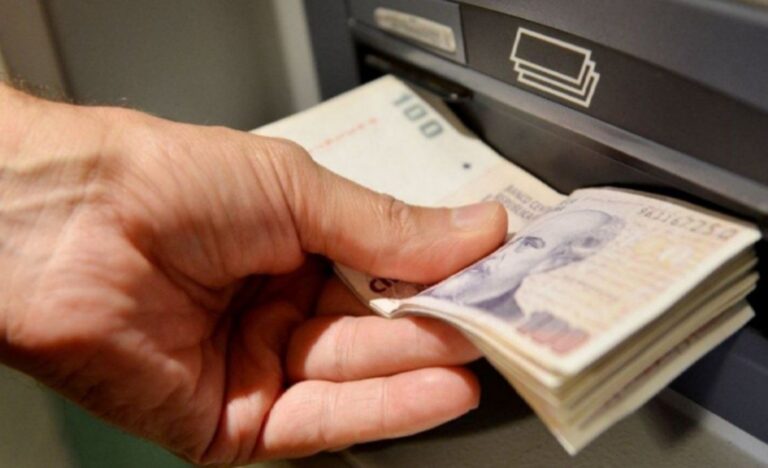 Vuelve a tener costo la extracción de dinero en cajeros automáticos