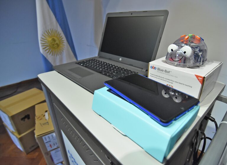 Entregaron aulas digitales móviles en escuelas de Camarones y Gualjaina