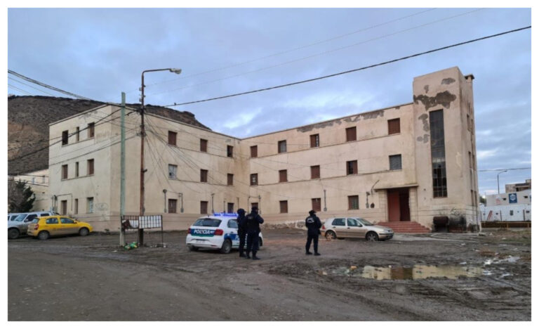 Hay una guardia policial permanente en las gamelas de km 3 para que nadie entre y salga