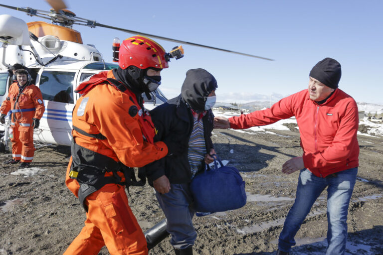 Evacuaron en helicóptero a otras cuatro personas aisladas por el temporal de nieve en Cushamen