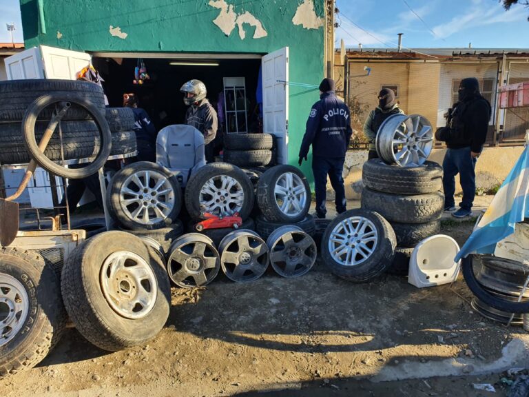 Tras allanar dos domicilios, recuperan elementos robados en Km. 8  