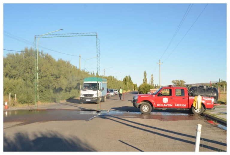 En Dolavon instalaron aspersores para desinfectar los vehículos que ingresen a la localidad