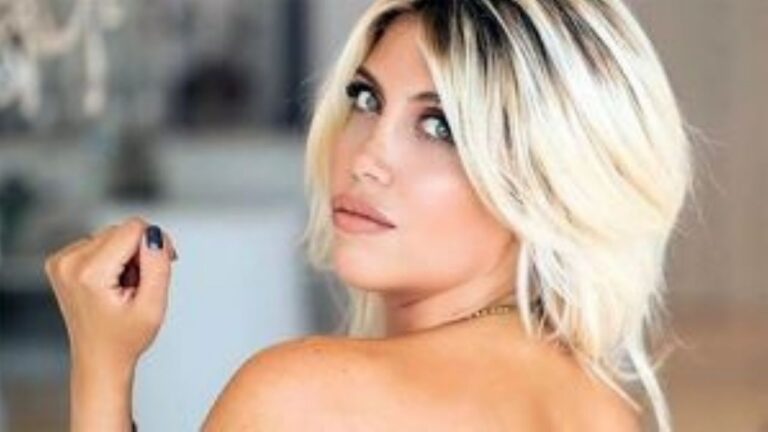 Wanda Nara posó con un vestido sin corpiño y colapsó las redes sociales