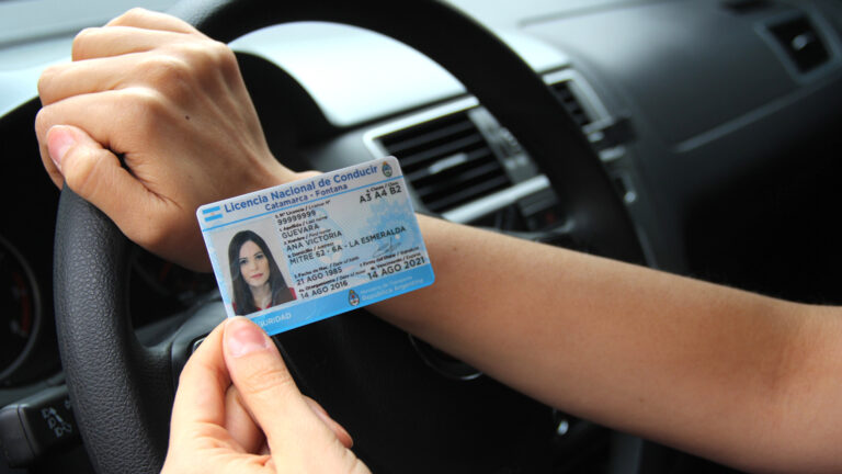Advierten que con perfiles truchos ofrecen tramitar la renovación del Carnet de Conducir