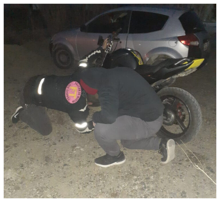 Realizaba maniobras peligrosas, lo detuvieron en un control y descubrieron que era una moto robada
