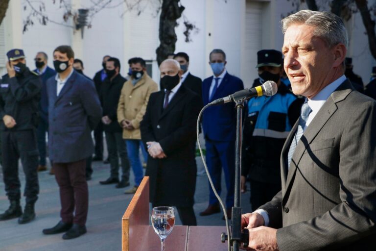 Arcioni entregó armamento especial a la Policía del Chubut por una inversión de 11 millones de pesos