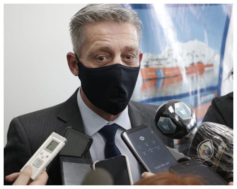 Reestructuración de la deuda: Arcioni  aseguró que «el pago de salarios será prioridad»