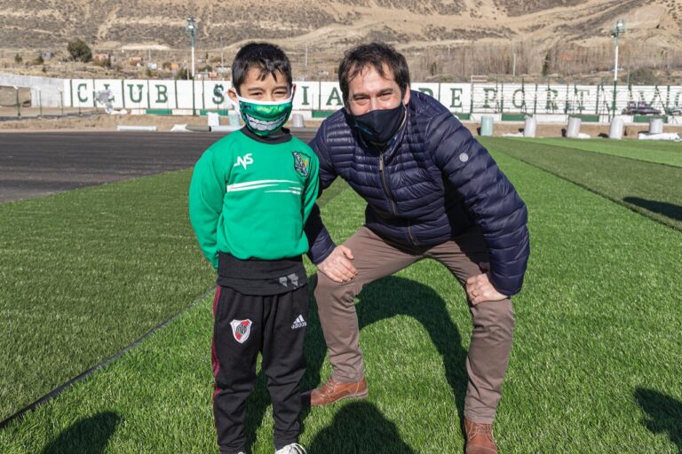 Luque: «Nos pone felices ver la colocación del césped porque vivimos todo el proceso de este sueño»