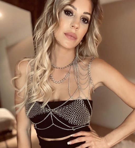 El «encadenado» look de Noelia Marzol