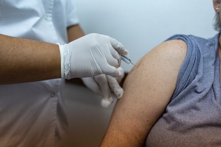 Más de 520 familias de Comodoro recibieron vacunación domiciliaria