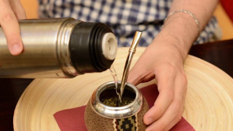 Prohíben el mate en el sector petrolero y habrá sanciones para los que no cumplan