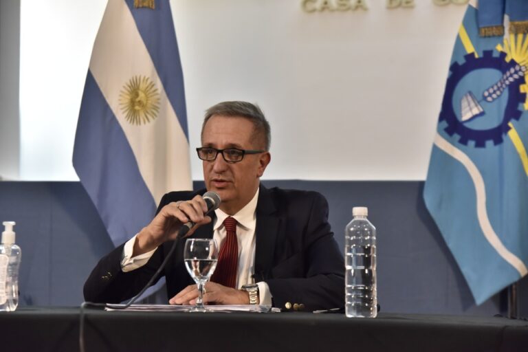 Hoy depositan los sueldos a los trabajadores de la Salud