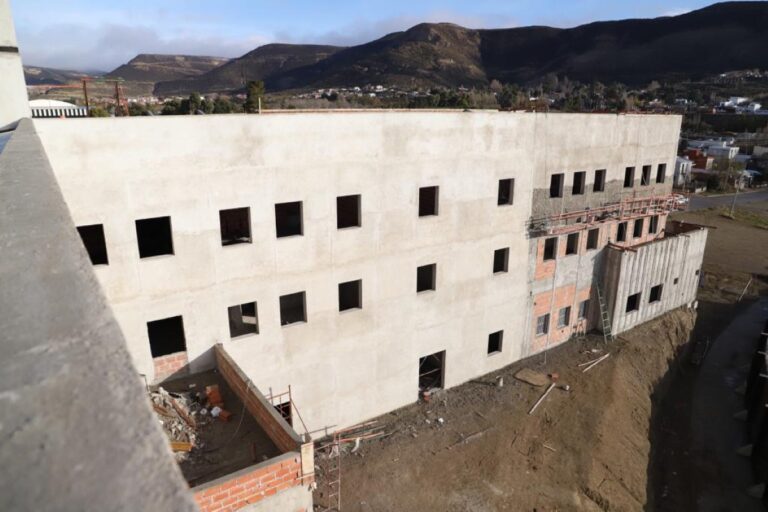 El intendente recorrió los avances de las obras del futuro Hotel Deportivo