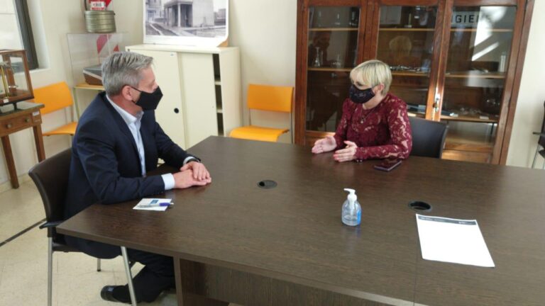 Arcioni se reunió con autoridades y científicos del Instituto Malbrán