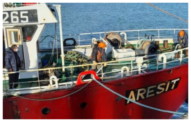 Los 29 tripulantes de un buque langostinero dieron positivo y están aislados en el muelle