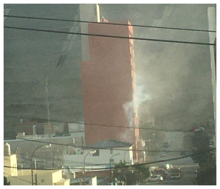 Bomberos Voluntarios sofocan incendio en un edificio en calle Francia