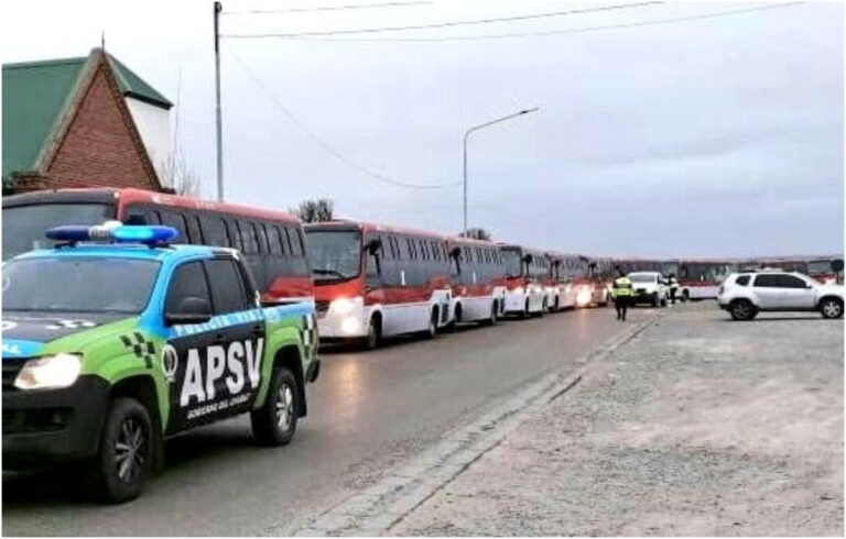 Los  35 micros brasileros que van hacia Chile, ingresaron por el módulo norte y están siendo custodiados hasta Ramón Santos