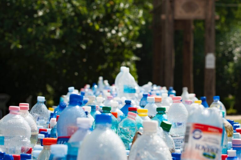 ¿Cuáles son las empresas que generan más basura plástica en el mundo?