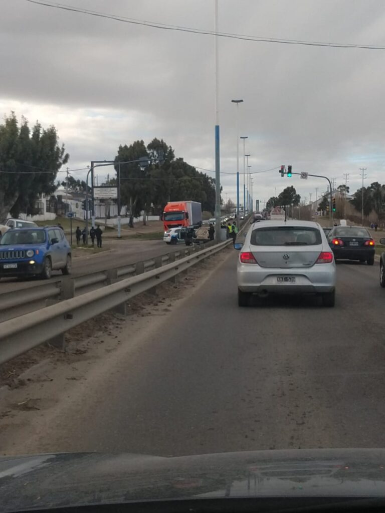 Volcó un vehículo municipal frente al corralón de Km 3