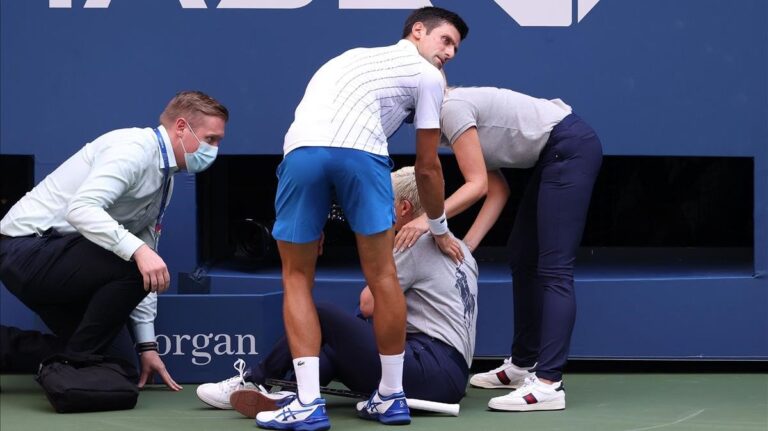 Novak Djokovic fue descalificado del US Open tras darle un pelotazo a una jueza de línea