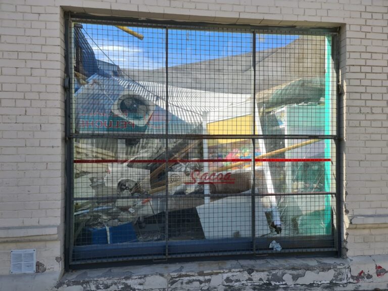 Por los intensos vientos, se desprendió y cayó parte del techo de «Sacoa»