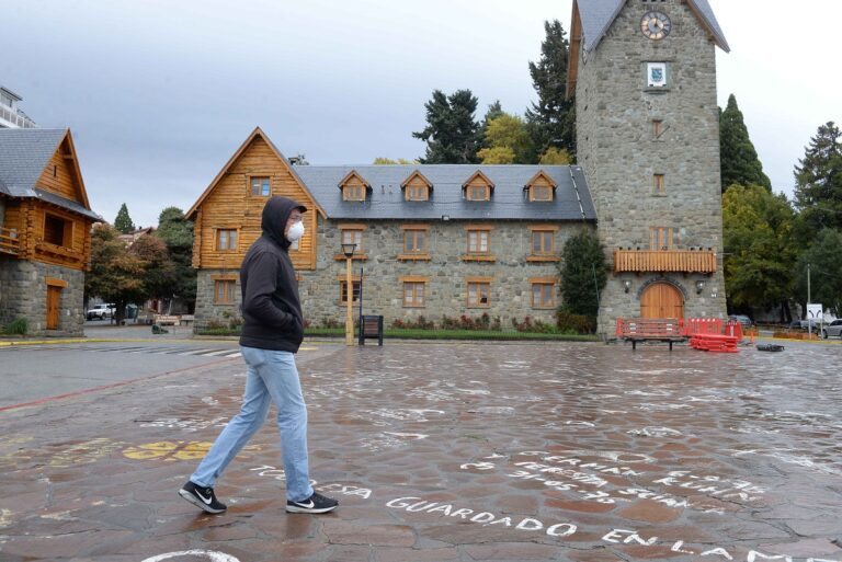 Un niño muerto por dióxido de cloro, contagios en Ministerios y cuarentena temprana en la Patagonia