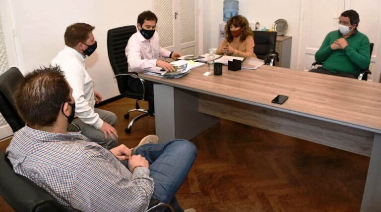 Comodoro: Provincia transfirió al municipio un Centro de Encuentro y el IPV recibió lotes para viviendas