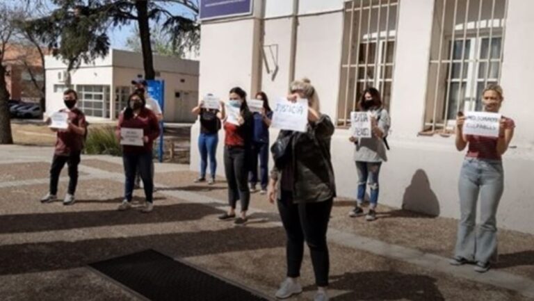 Detuvieron a profesor universitario acusado de cobrar a estudiantes para aprobarlos