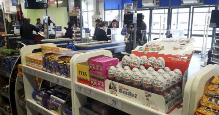 Buscan que se prohíba la venta de alimentos altos en azúcar en cajas de supermercados