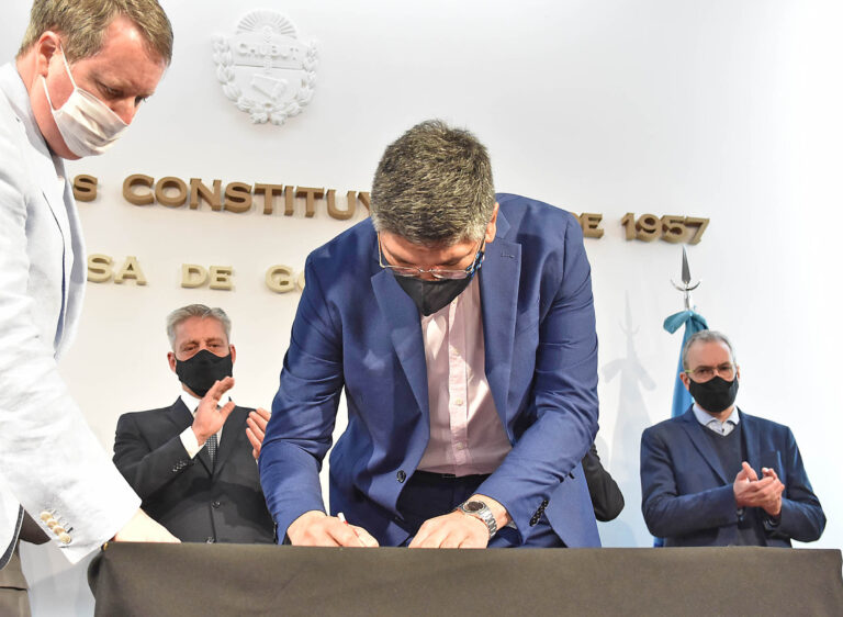 Arcioni le tomó juramento a Gabriel Aguilar como nuevo Secretario de Pesca