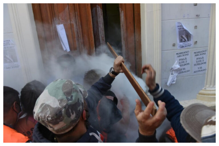 Se registran graves incidentes afuera de Casa de Gobierno