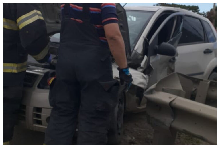 Violento accidente en Ruta 3: Un conductor quedó atrapado en el auto