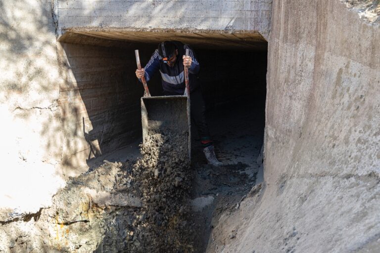Intensifican las tareas de limpieza de pluviales en todo Comodoro
