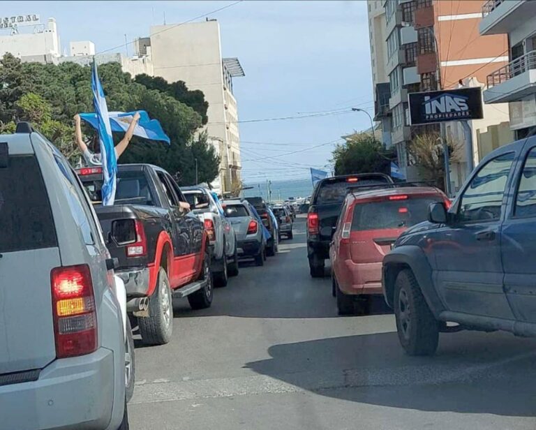 Banderazo del 12O: Comodoro se sumó a la protesta a nivel nacional
