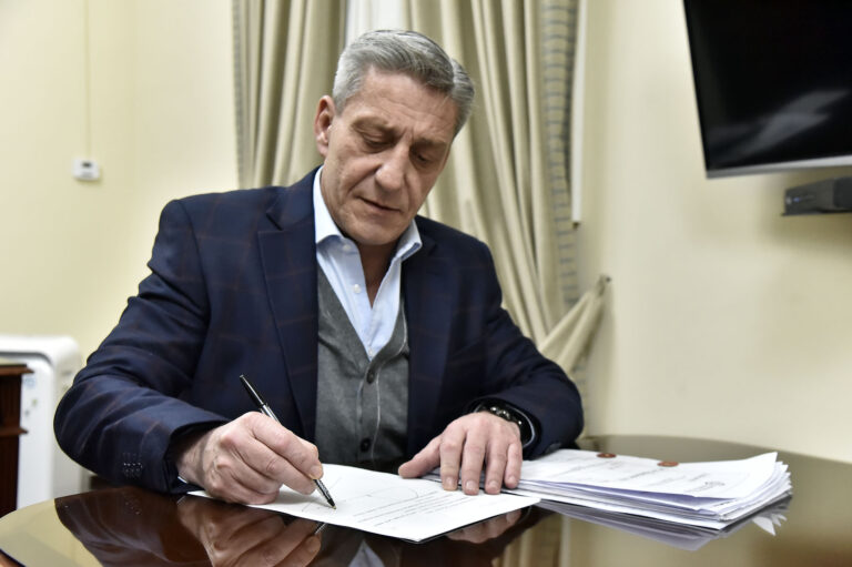 Arcioni promulgó la Ley del Fondo Fiduciario para el Desarrollo Provincial suscripto con Nación