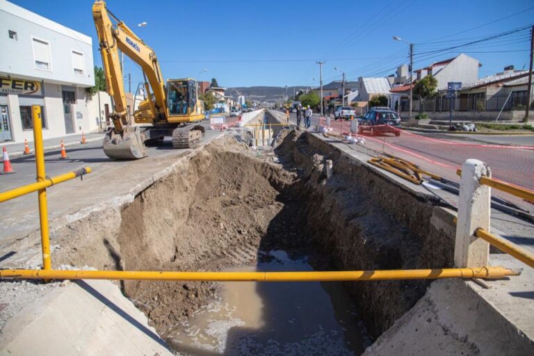 Continúan trabajando en el ensanchamiento del canal de Avenida Roca