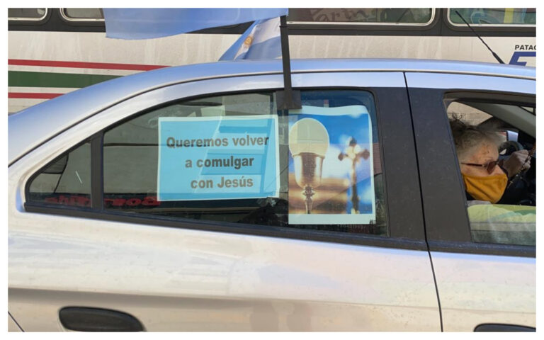 Con una caravana piden la reapertura de las Iglesias: «la vida espiritual para nosotros es muy importante»