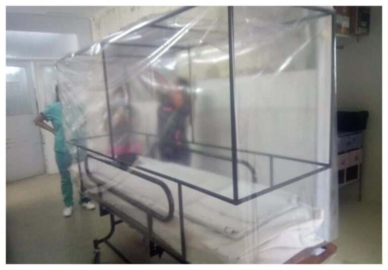 Trabajadores del Hospital construyeron una «camilla burbuja» para el hospital