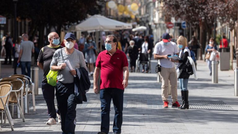 Más países de Europa aumentan las restricciones ante el récord de contagios