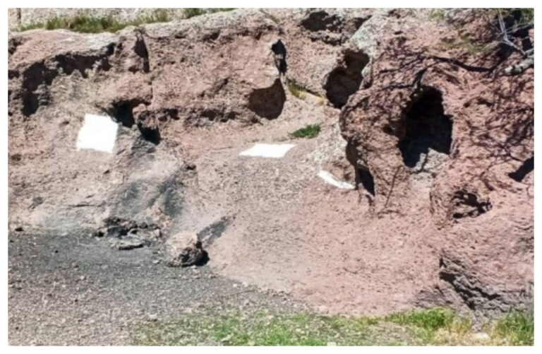Denuncian que visitantes del Cañadón Seren escribieron frases religiosas