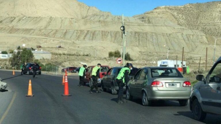 No habrá más retenes fijos en Comodoro y Rada Tilly por el elevado número de policías aislados