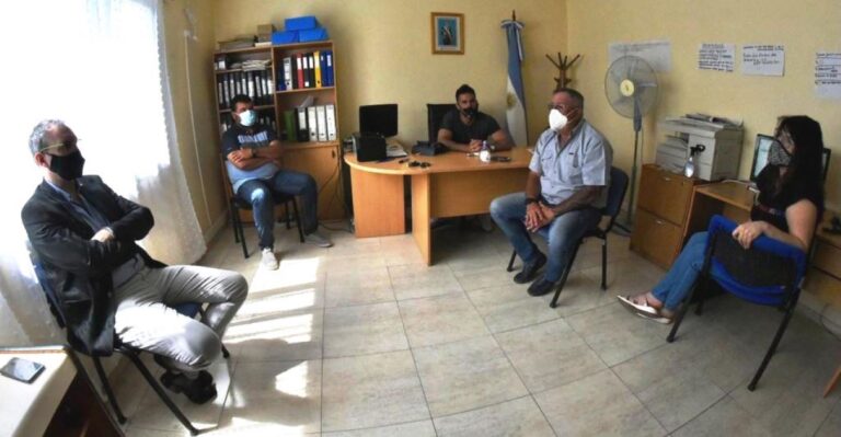 Puratich visitó a los voluntarios que atienden el 0 800 222 CORO