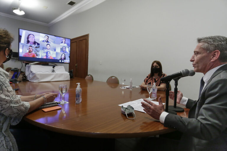Arcioni firmó convenios de cooperación educativa con la Fundación YPF