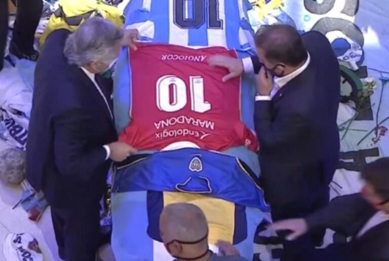 Alberto Fernández despidió a Maradona con una camiseta de Argentinos y un pañuelo de Madres