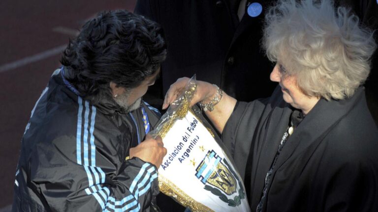 Sobre el fallecimiento de Maradona, Carlotto «me desperté deseando que fuera un mal sueño»